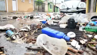 La gente sigue tirando desechos a la calle y los servicios públicos son deficientes en el municipio