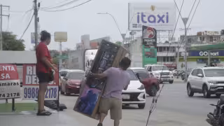 Usuarios se han visto obligados a ir hasta centros comerciales para recibir su compra
