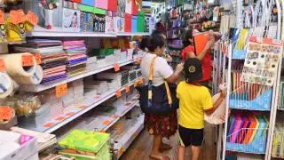 El fin de semana papelerías estuvieron al tope