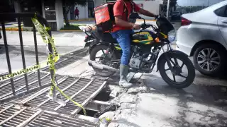 La lluvia y la basura ocultan los desperfectos en las vías.