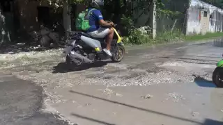 Motociclistas sufren daños por calles en mal estado en Campeche