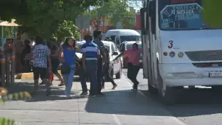 Se castigará por estacionarse en áreas delimitadas para ascenso y descenso de pasajeros.