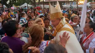 Entre lágrimas y aplausos, feligreses dicen adiós al obispo de Campeche