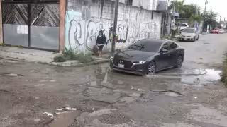 Los encharcamientos son comunes en cada esquina, además de que la señalética se encuentra dañada por el óxido