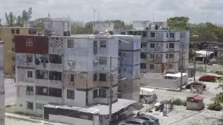 Las autoridades exigieron a los habitantes evacuar los edificios.