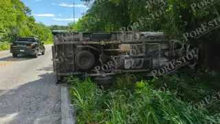 Accidente en curva deja solo daños materiales en tramo Campeche–Seybaplaya