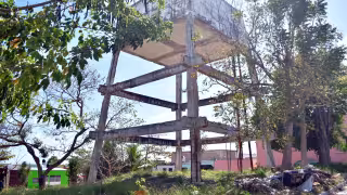 Vecinos exigen su demolición y la construcción de un parque infantil.