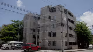 Habitantes del fraccionamiento Corales se organizan para restaurar sus departamentos dañados