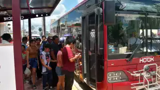 Los usuarios hicieron largas filas para abordar el camión; además, hubo tráfico vehicular.