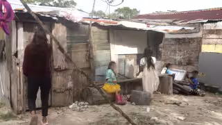 Los habitantes usan todas las cobijas disponibles y calientan el agua con leña para bañarse