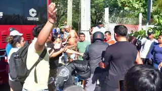 Cierran carreteras y retienen camiones; reportan enfrentamientos con afectados por las protestas