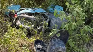 Joven motociclista resulta lesionado tras impactarse con una camioneta en la carretera federal 307  