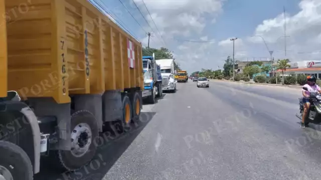 Los compañeros del gremio realizaron una caravana con el cuerpo rumbo al aeropuerto de Cancún