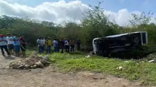 Volcadura de una camioneta en la vía Mérida-Campeche deja ocho lesionados