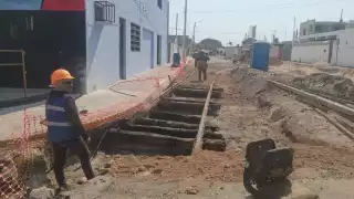 Encuentran antiguas rieles de un tren durante la construcción del pasaje turístico de Progreso