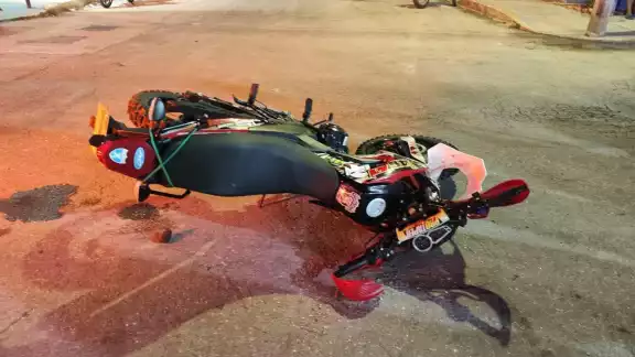 La motocicleta sufrió daños considerables y la van fue retirada por una grúa