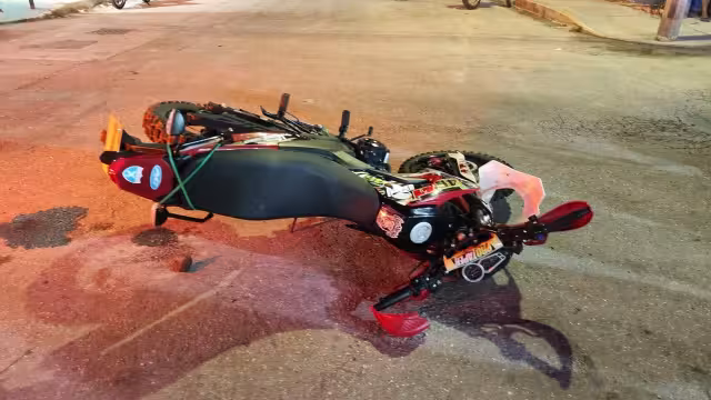 La motocicleta sufrió daños considerables y la van fue retirada por una grúa