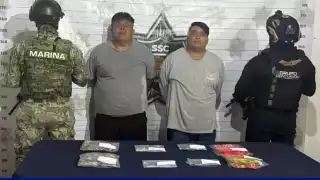 Detienen a dos hombres en Playa del Carmen por posesión de presunta droga