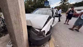 Camioneta y Tsuru chocan en avenida Constituyentes de Felipe Carrillo Puerto