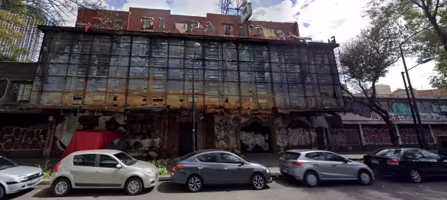 El edificio de 'El Patio' colapsó, dejando seis heridos y dos autos aplastados