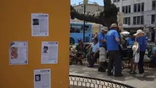 Familiares realizaron ayer una pega simbólica de fi chas de búsqueda en el parque Eulogio Rosado