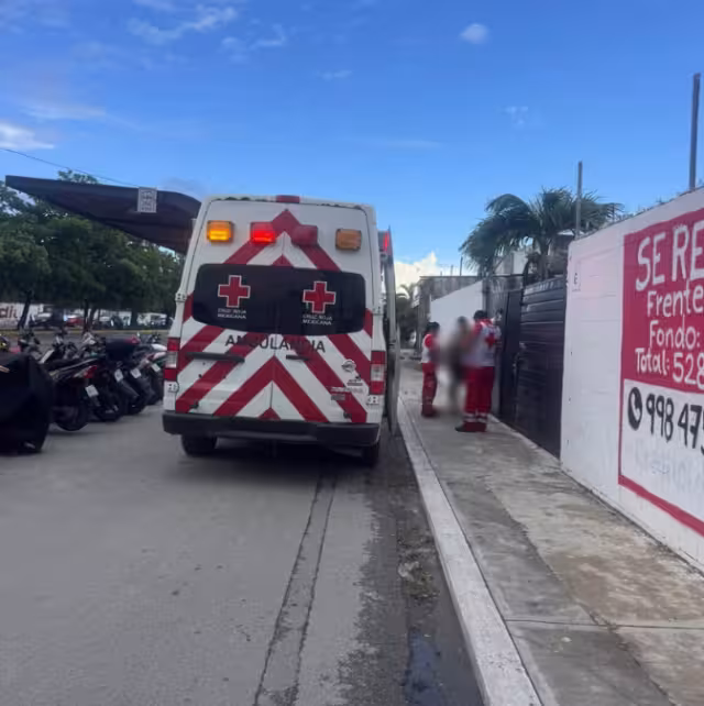 Paramédicos acudieron al sitio brindando primeros auxilios al hombre, quien se encontraba bajo los efectos del alcohol