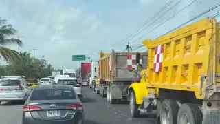 Volqueteros provocan caos vial en la carretera Cancún-Playa del Carmen durante protesta