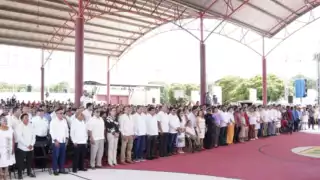 Erick Borges Yam y el nuevo cabildo 2025-2027 durante la ceremonia de toma de protesta.