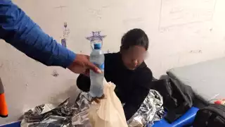 De acuerdo con el testimonio de una argentina, la ingresaron a un cuarto que tenía una silla, colchonetas compartidas y alimentos descompuestos