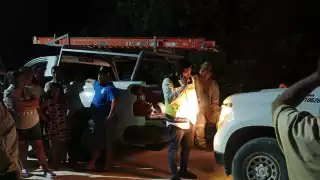 Pobladores del ejido Kilómetro 36, en Escárcega, retuvieron a trabajadores y camionetas de la CFE