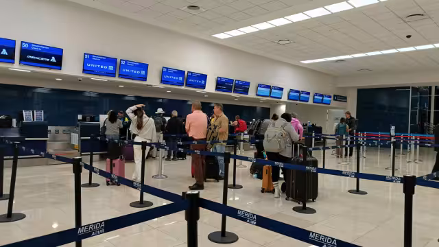 Hay afluencia regular de pasajeros en el aeropuerto de Mérida
