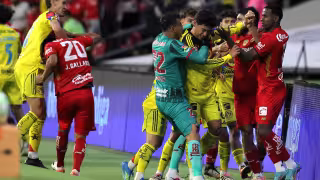 América y Toluca protagonizaron una pelea en los minutos finales del partido.