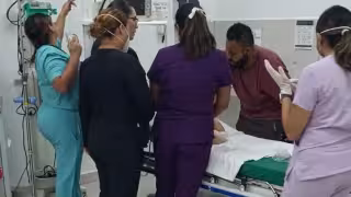 Policías de Cancún brindan auxilio a un bebé que sufría convulsiones y lo trasladan al hospital