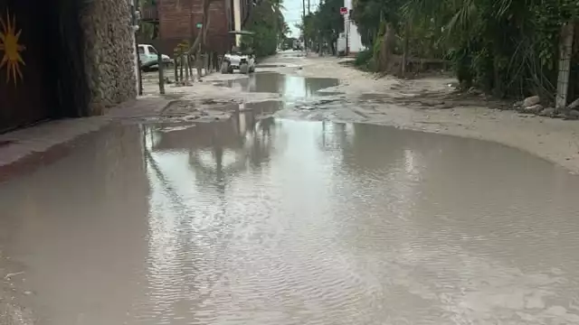 La acumulación de agua y el paso de vehículos, deteriora las calles de Holbox