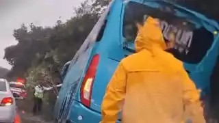 El camión terminó fuera del camino sobre uno de sus costados.