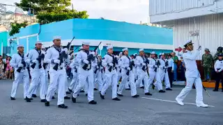 Participan instituciones educativas de Ciudad del Carmen en el desfile Cívico-Militar 