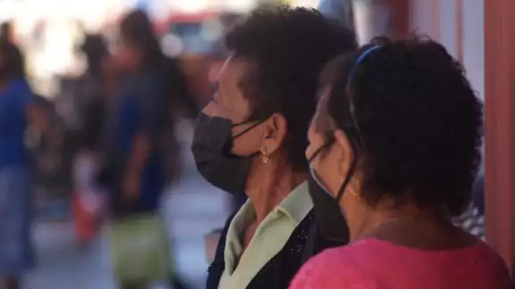 Frente a las heladas, ciudadanos toman medidas Frente a las heladas, ciudadanos toman medidas