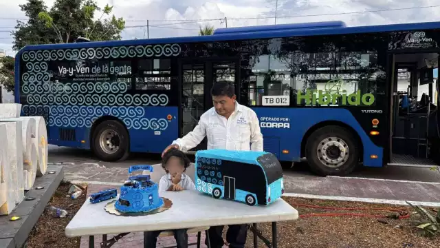 Santiago González celebra un año más de vida con una fi esta temática de transporte público urbano