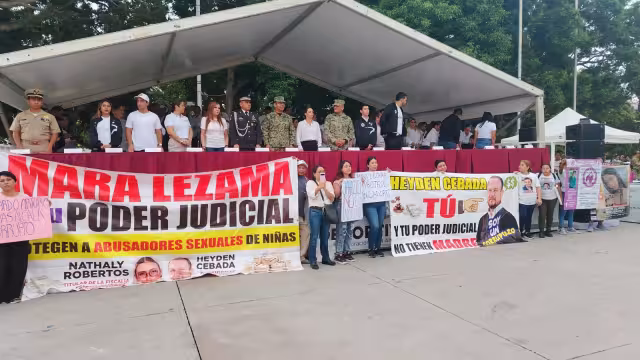 Familiares de desaparecidos y víctimas de delitos levantaron las pancartas exponiendo a presuntos responsables
