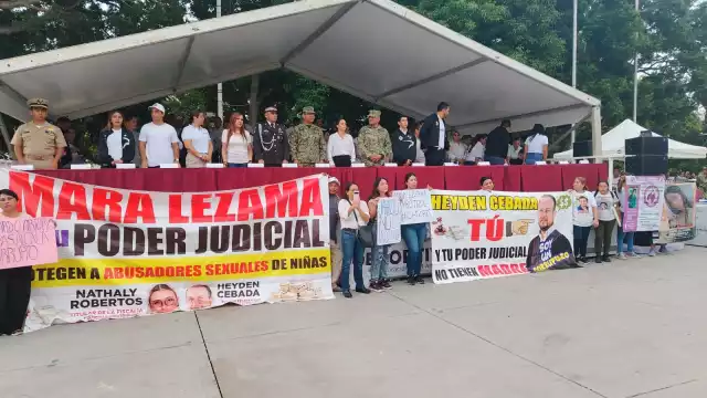 Familiares de desaparecidos y víctimas de delitos levantaron las pancartas exponiendo a presuntos responsables