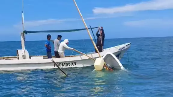 Una embarcación comenzó a hundirse debido a una turbonada