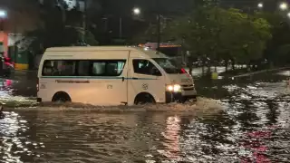 Automovilistas manejaron con más precaución debido a los riesgos de la acumulación del agua