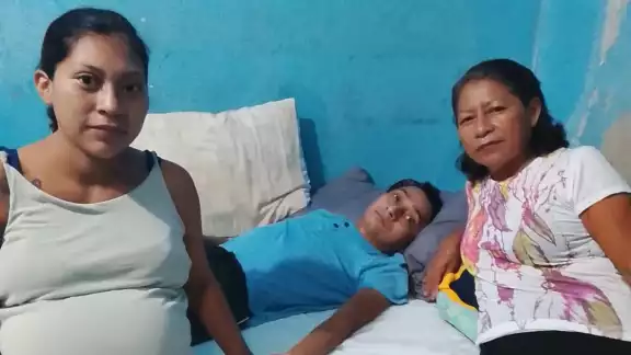 La esposa y la madre del convaleciente piden el apoyo de las personas para conseguir el dinero de la operación en Alta Especialidad.