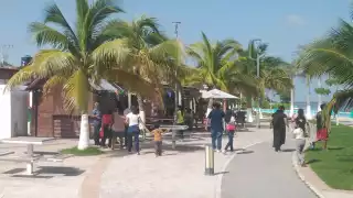 El sábado en Sabancuy estuvo soleado, atrayendo más visitantes y aumentando las ventas en los comercios.