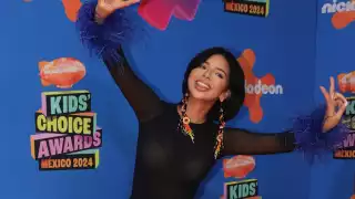 Ángela Aguilar desfiló por la alfombra naranja