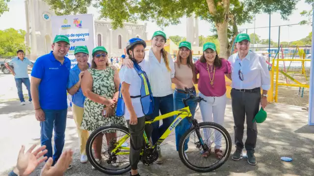 Cecilia Patrón entregó bicicletas y accesorios de seguridad a integrantes del proyecto Rutas Xcunyá