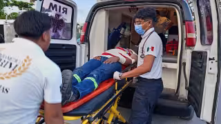 El motociclista lesionado fue atendido por los paramédicos.