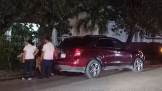 Mujer resulta lesionada al ser impactada por camioneta en cruce de Quintana Roo y Laguna de Bacalar
