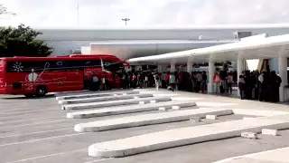 Viajeros nacionales prefirieron hacer largas filas y esperar a abordar la unidad de transporte público para llegar al centro de la ciudad.