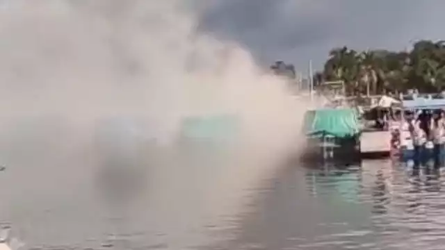 Trabajadores del muelle señalaron que escucharon un fuerte estruendo seguido de humo 